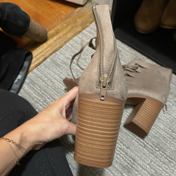 Ankle boots zip and tie up - brand new - size 7 - Picture 3 of 6